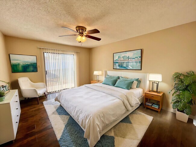 Building Photo - **MOVE IN SPECIAL!** MUST SEE! Spacious 2 Bedroom 2 Bath Unit!