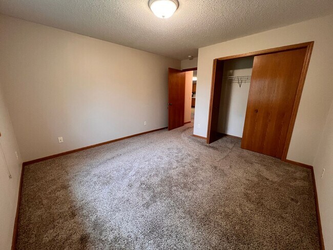 Building Photo - Great Single Level 2 Bedroom Townhome
