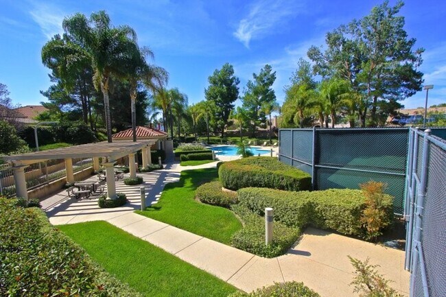 Building Photo - 3 Bedroom Home in the Desirable Paloma Del...