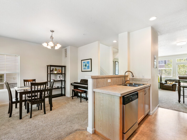 Building Photo - 15350 SW Mallard Dr #103