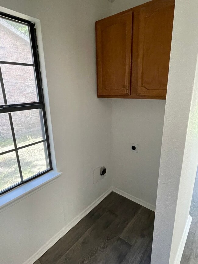 Building Photo - 3 BEDROOM 2 BATH 2 CAR GARAGE