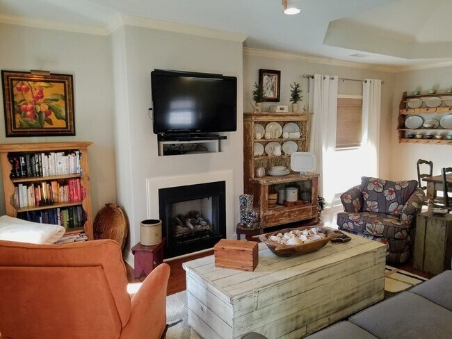 Building Photo - 213 Cherrybark St