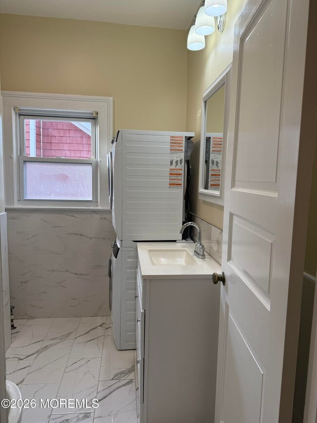 Building Photo - 126 Lake Ave