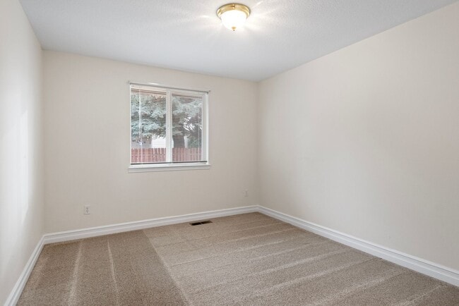 Building Photo - Beautiful 3-Bedroom Home with Large Fenced Yard – Available Now!