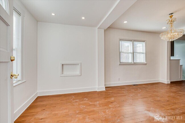 Building Photo - 385 Pierson Ave