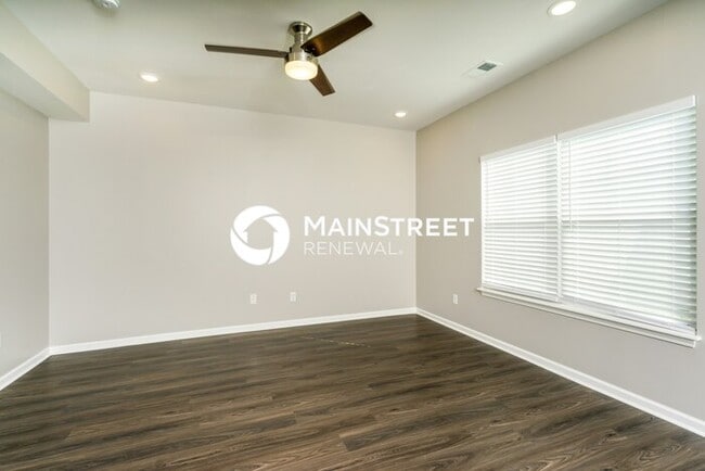 Building Photo - 3 Bedroom Pet-Friendly Home in Jeffersonville, IN with Main Street Renewal