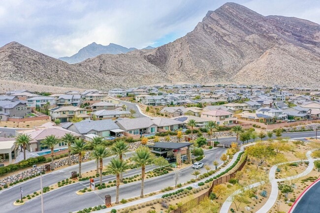 Building Photo - Stunning 5Bed/4.5 Bath home located in a prestigious guard gated community in Summerlin