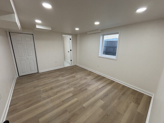 Building Photo - 621 W 44th Pl