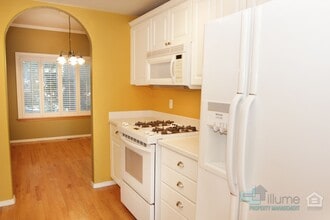 Building Photo - 3 Level Townhome near OHSU and PSU-Attached Garage with 2 Parking Spaces!