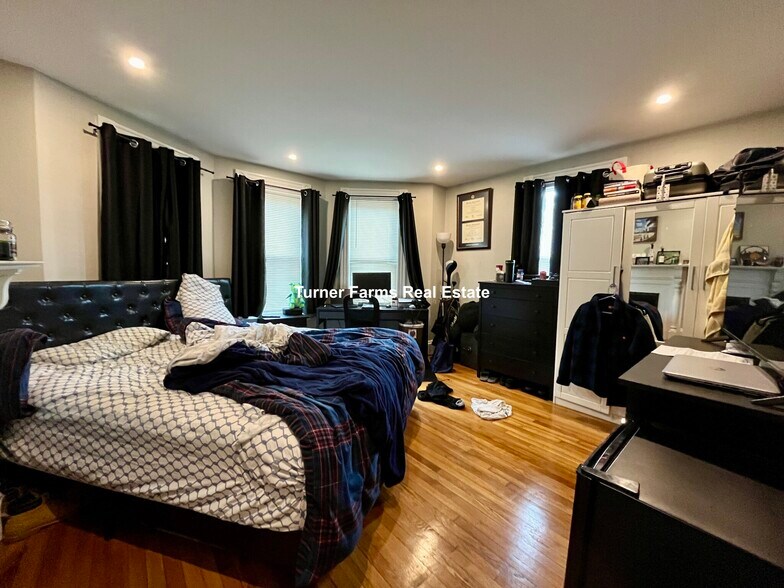 Building Photo - 24 Pond St