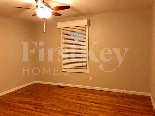 Building Photo - 2736 Sedan Dr