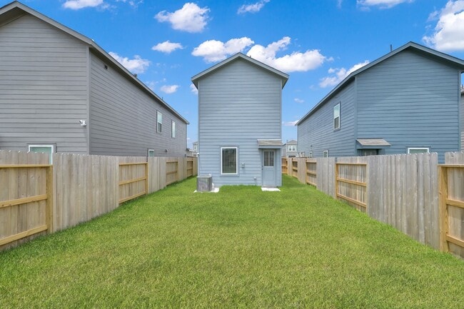 Building Photo - 18271 Via Aurelia Dr