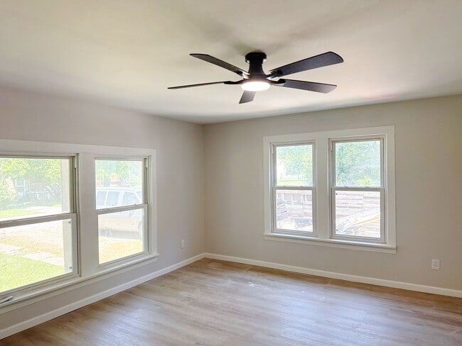 Building Photo - Move In Ready....4748 Warnock Ave