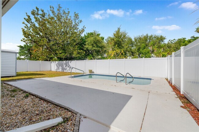 Building Photo - 6004 Deming Ave