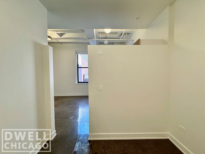 Building Photo - 32 E Adams St
