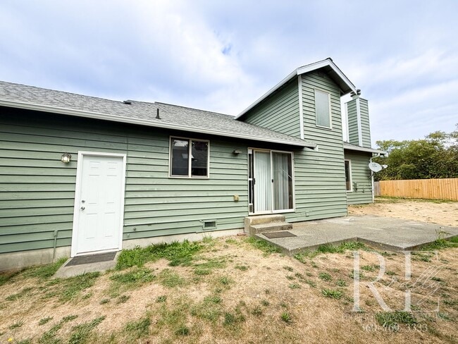 Building Photo - Spacious 4-Bedroom Home with Fenced Yard &...