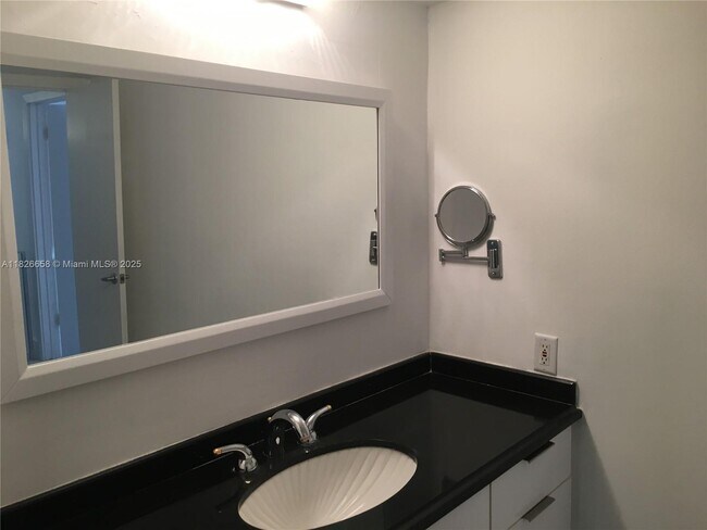 Building Photo - 2180 Brickell Ave