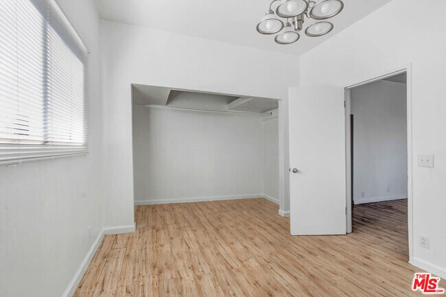 Building Photo - 3819 21
