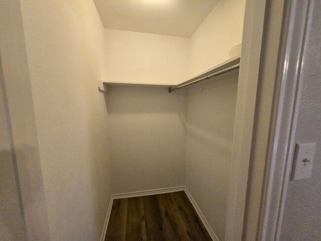 Building Photo - Stunning 4-bd 2.5 bath