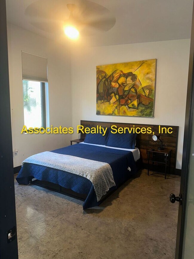 Building Photo - Modern Industrial 2Bed/2Bath Plus Loft in NW Gainesville