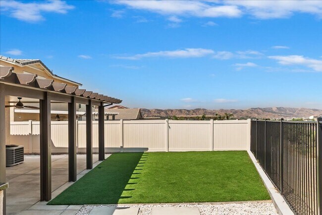Building Photo - Charming 3-Bedroom Home on Golf Course in ...