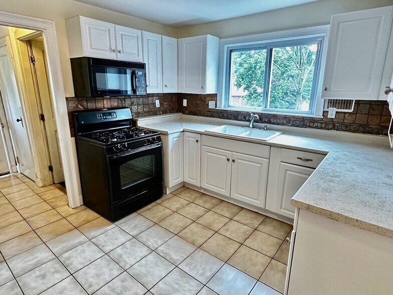 Building Photo - 27 Heath St