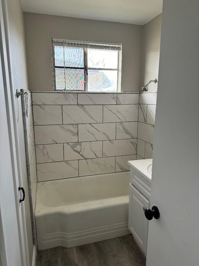 Building Photo - Cute Little Home For You