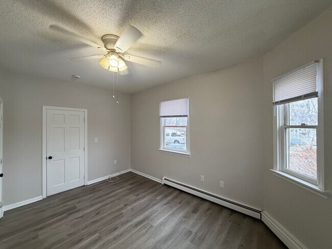 Building Photo - 137 Midland St