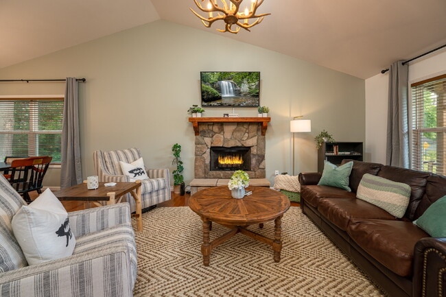 Building Photo - Mountain Lux Home - Centrally Located in Brevard! Furnished Mid- Term Rental Available from Novem...