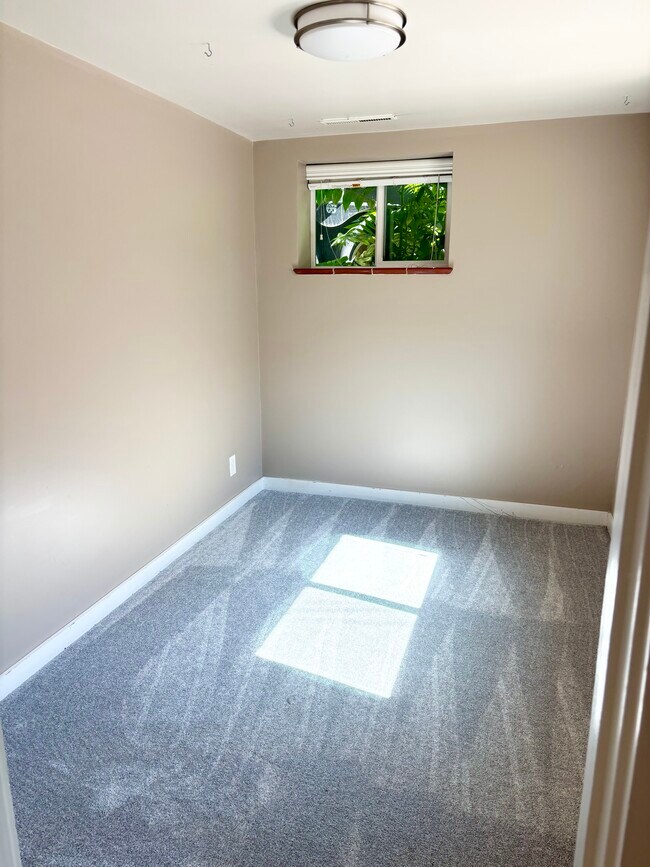 Building Photo - 318 S Dale Ct