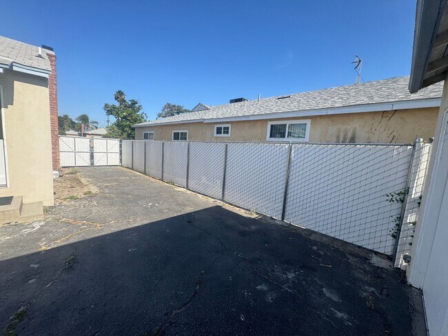 Building Photo - Beautiful 3 bedroom North Hollywood Home