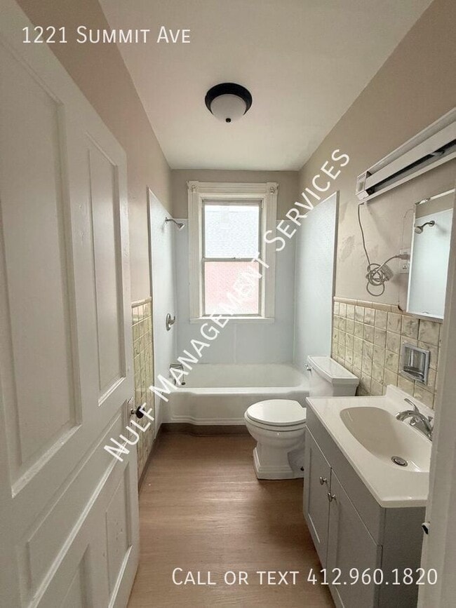 Building Photo - 1221 Summit Ave