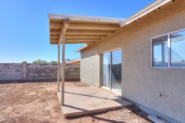 Building Photo - 3 Bedroom House with large yard Arizona City