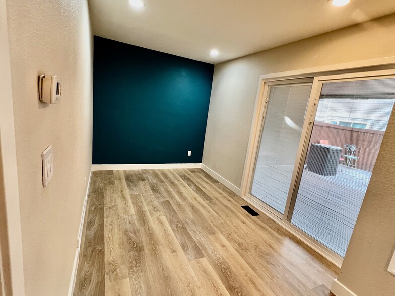 Dining room with new sliding glass doors with in between glass blinds - 1703 Quiver Ct