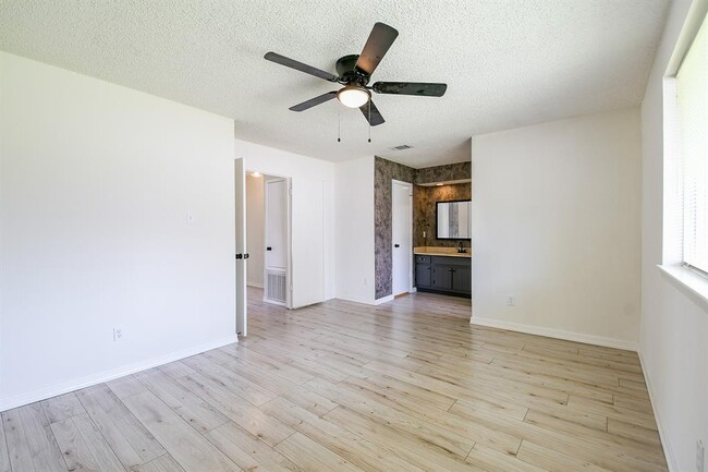 Building Photo - 23938 Spring Mill Ln