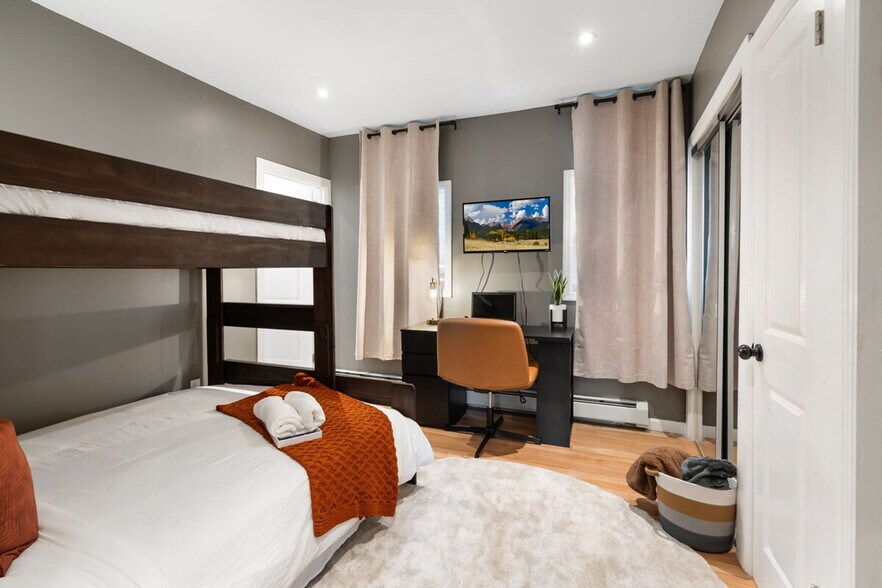 Building Photo - 32 E 44th St