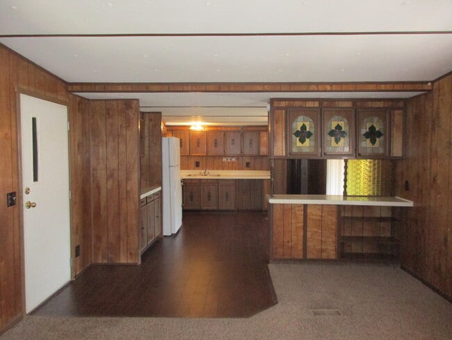 Building Photo - 2 bedroom 1.5 bath with Covered Deck and C...