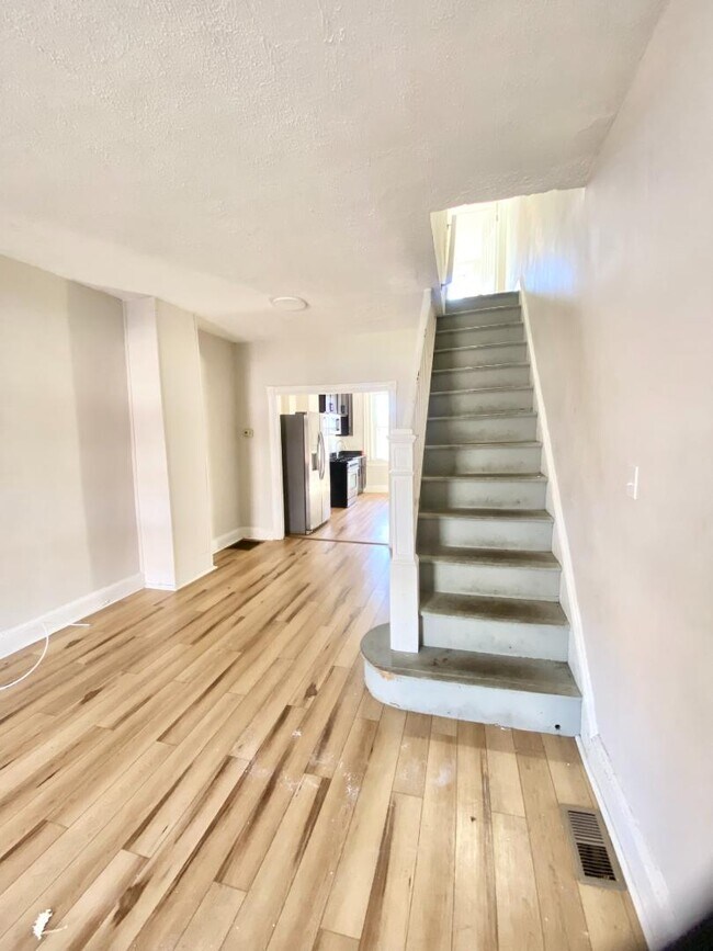 Building Photo - 514 N Decker Ave