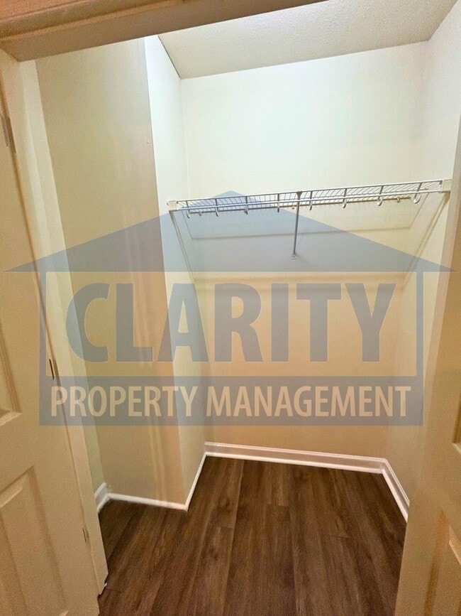 Building Photo - Conveniently located 2 bedroom townhome!