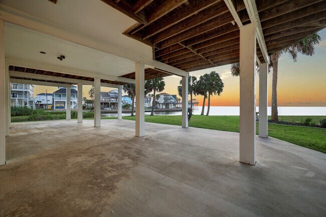 Building Photo - 22621 Bay Point Dr