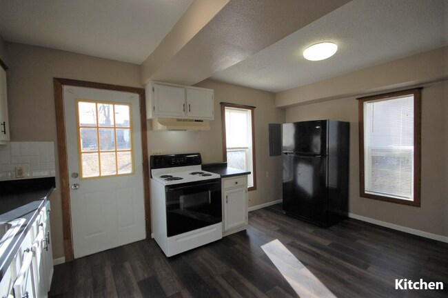 Building Photo - 520 W 5th St