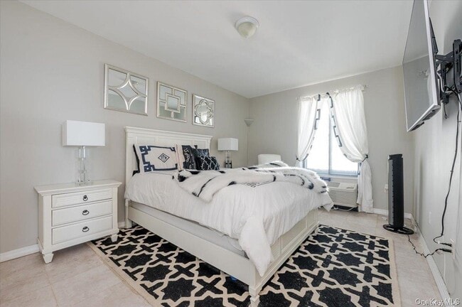 Building Photo - 100 W Broadway