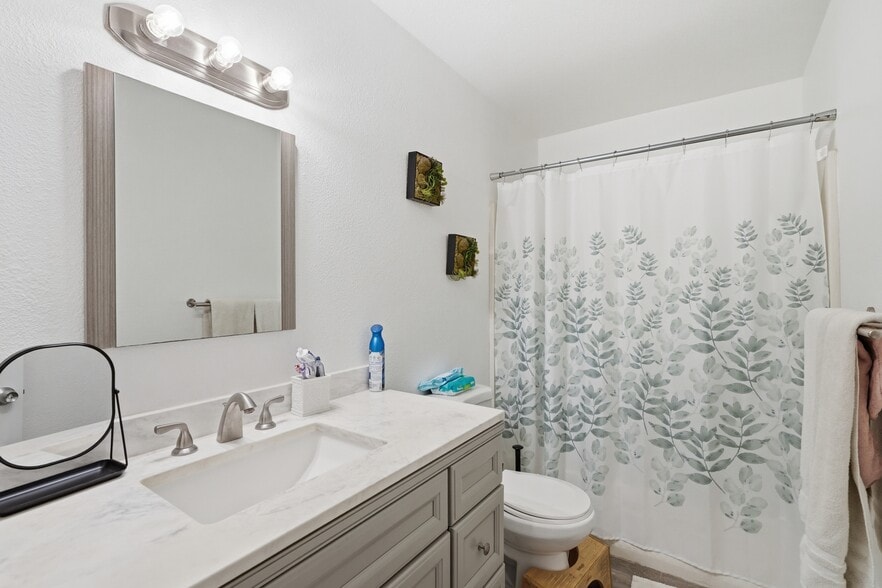 Bathroom - 5580 Traffic Way