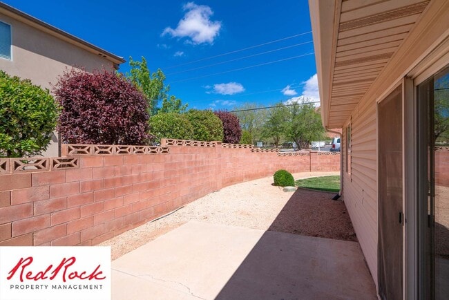 Building Photo - Spacious 3-Bed, 2-Bath Ivins Townhome – Do...