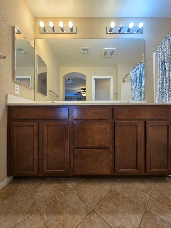 Building Photo - An Amazing 3 Bedroom Home in South East Las Vegas.