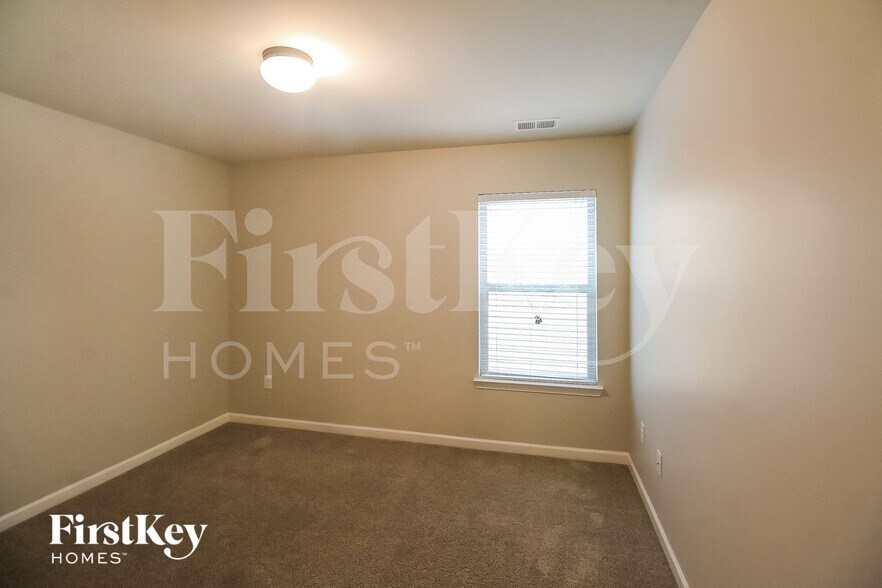 Building Photo - 5565 Union Pointe Pl