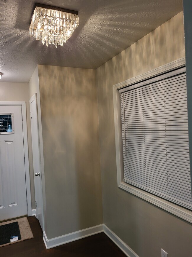 Front door, dining area - 337 Kenwood Avenue