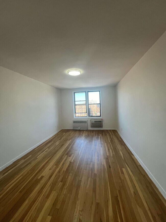 Building Photo - 925 E 14th St