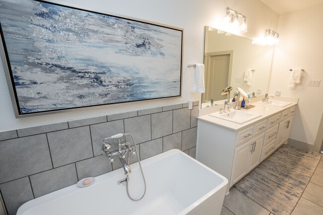 Master Bath - 2522 El Camino Ln