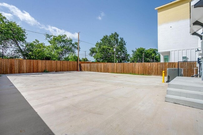 Building Photo - 2333 Benbrook Blvd